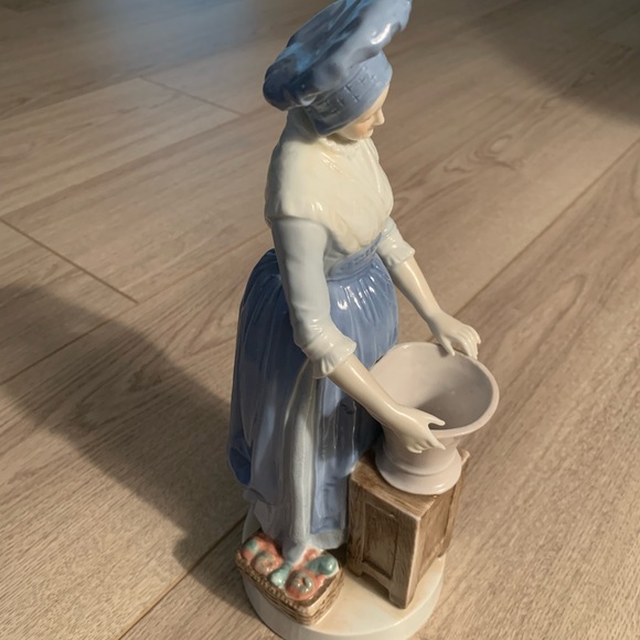 Andrea by Sadak Porcelain Figurine of Woman w/ Her Hands on a Bucket. - Picture 5 of 12
